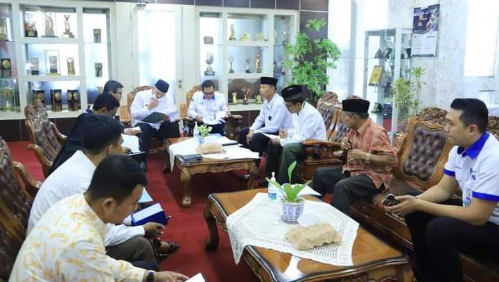 Wali Kota Solok, Zul Elfian Umar bersama pihak terkait rapat tentang maraknya bank keliling (rentenir), Selasa (11/4/2023). (ist)