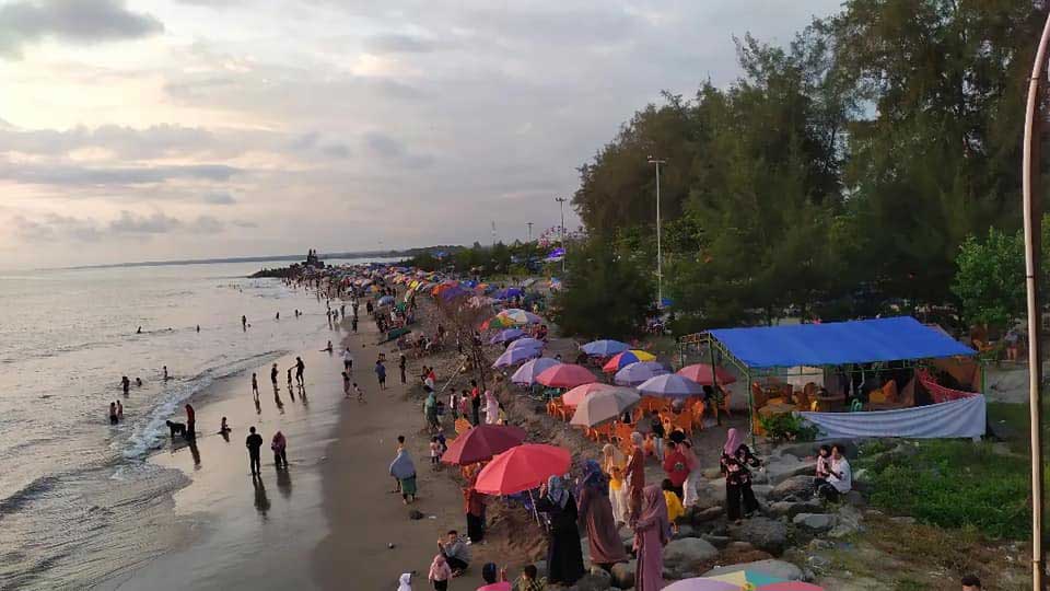 Wisatawan ramai di pantai
