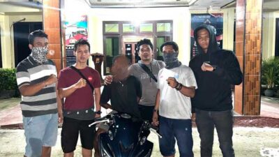 Terduga pelaku dan barang bukti yang diamankan polisi