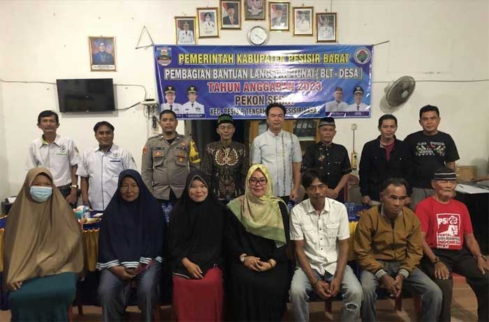 Foto bersama setelah penyerahan BLT Dana Desa di Pekon Serai