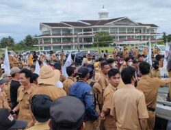 Gaji Belum Dibayar, Aparat Pekon Demo ke Kantor Bupati Pesisir Barat