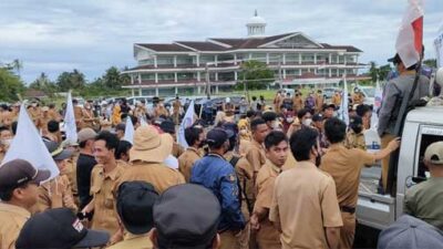 Aksi demo aparat pekon (pemerintahan desa) di Kabupaten Pesisir Barat, Lampung yang tergabung dalam wadah PPDI, Senin (10/4/2023).