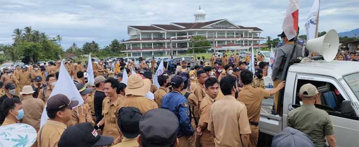 Aksi demo aparat pekon (pemerintahan desa) di Kabupaten Pesisir Barat, Lampung yang tergabung dalam wadah PPDI, Senin (10/4/2023).
