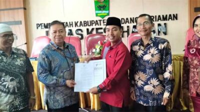Penyerahkan SK Bupati tentang Pembentukan Forum Kabupaten Sehat Kabupaten Padang Pariaman 2022-2024. (ist)