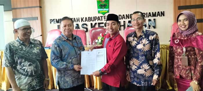 Penyerahkan SK Bupati tentang Pembentukan Forum Kabupaten Sehat Kabupaten Padang Pariaman 2022-2024. (ist)