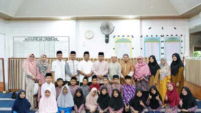 BERSAMA-Wakil wali Kota Ramadhani Kirana Putra bersama peserta pesantren Ramadan di Perumahan Lembah Nan Indah, Kota Solok, Sabtu (1/4/2023).