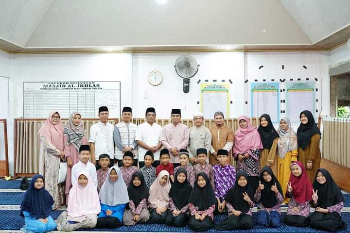 BERSAMA-Wakil wali Kota Ramadhani Kirana Putra bersama peserta pesantren Ramadan di Perumahan Lembah Nan Indah, Kota Solok, Sabtu (1/4/2023).