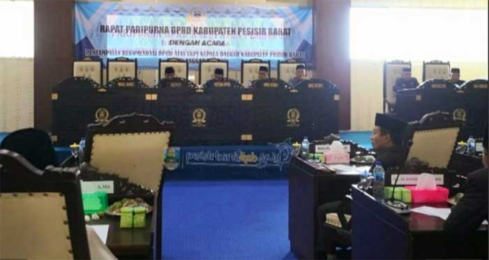 Rapat paripurna tentang LPKJ Bupati Pesisir Barat
