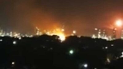 Api berkobar di lokasi ledakan