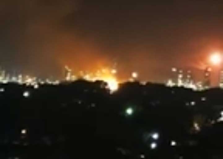 Api berkobar di lokasi ledakan