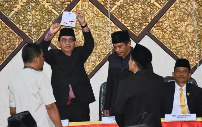 Pengitungan suara usai pemilihan wakil wali kota di DPRD Padang