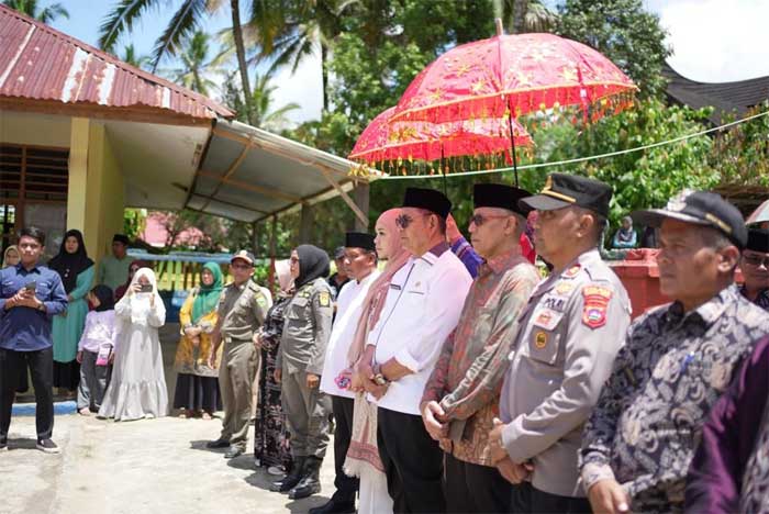 Bupati Epyardi Asda dan rombongan disambut masyarakat