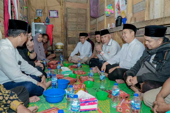 Gubernur Mahyeldi sahur di rumah warga mampu di Suliki, Limapuluh Kota. (pemprov)