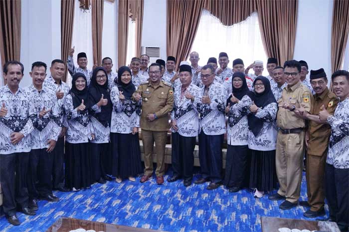 Bupati Tanah Datar, Eka Putra bersama pengurus PGRI