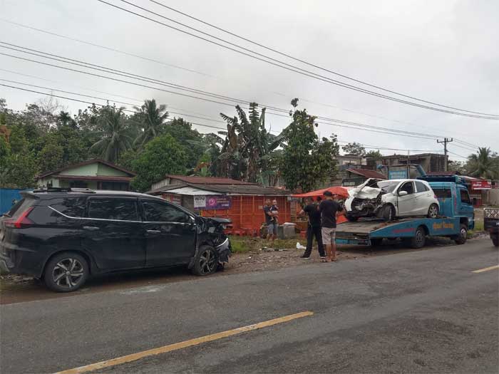 Dua mobil yang terlibat kecelakaan di Dharmasraya