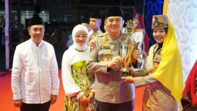 Kapolda Riau Irjen Mohammad Iqbal serahkan hadiah pada pemenang lomba.