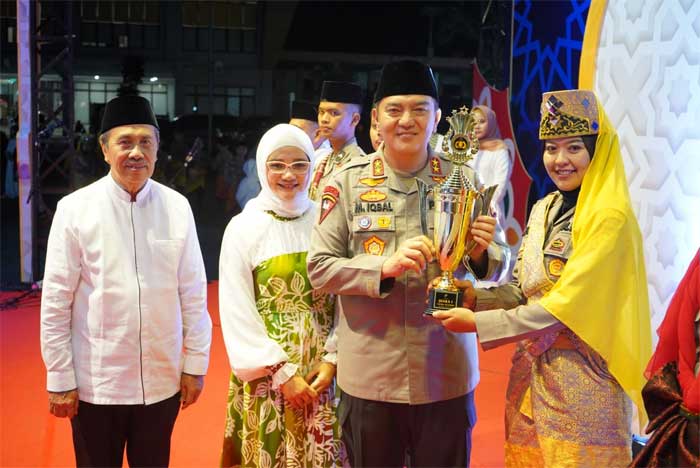 Kapolda Riau Irjen Mohammad Iqbal serahkan hadiah pada pemenang lomba.