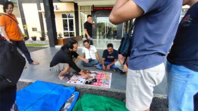Barang bukti yang diamankan polisi dari dugaan judi di kebun sawit
