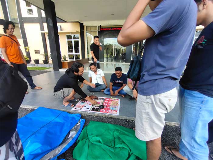 Barang bukti yang diamankan polisi dari dugaan judi di kebun sawit
