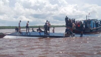 Evakuasi penumpang kapal. (riau.go.id)