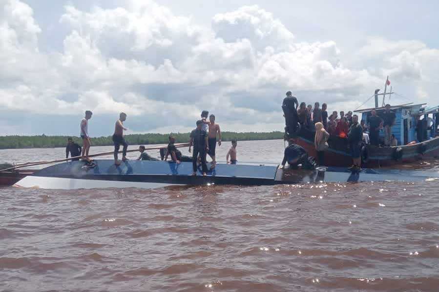 Evakuasi penumpang kapal. (riau.go.id)
