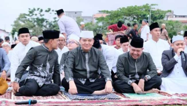 Kapolda bersama warga Pekanbaru Salat Idul Fitri di Mapolda Riau
