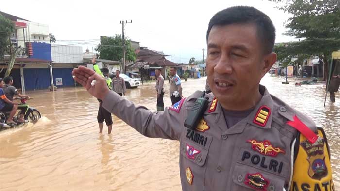 Kasat Lantas AKP Zamrinaldi datangi lokasi banjir.