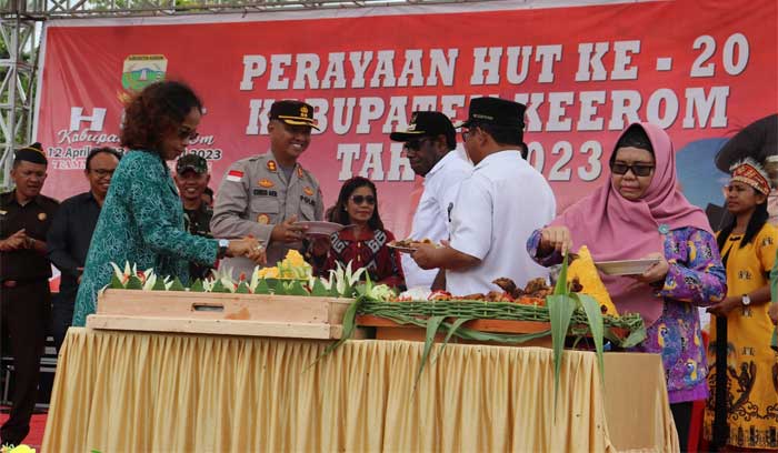 Potong tumpeng warnai perayaan HUT Kabupaten Keerom