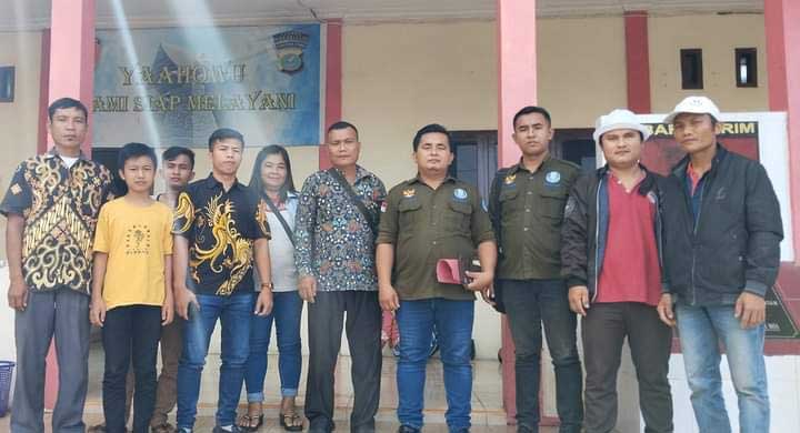 Keluarga korban menyambangi Mapolres Nias Selatan dan didampingi kuasa hukum, Budieli Dawolo SH dan Yonathan Mendrofa, SH. (YL)