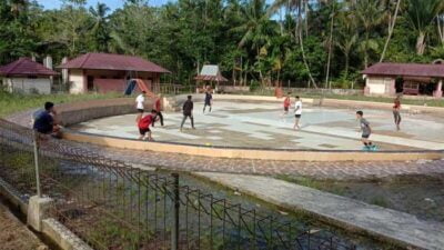 Warga main bola di kolam renang yang tak terurus