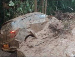 Ruas Sumbar-Riau Tersendat, Longsor di Kelok Sambilan, Satu Mobil Tertimbun 6 Ruas Sumbar-Riau Tersendat, Longsor di Kelok Sambilan, Satu Mobil Tertimbun