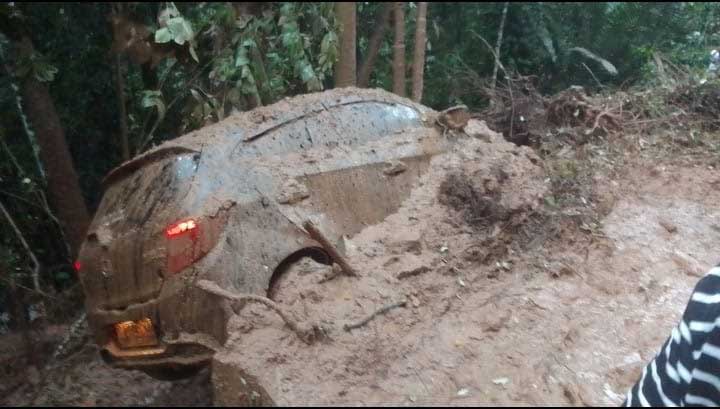 Mobil yang dihantam longsor di Kelok Sambilan
