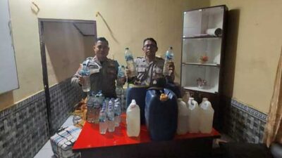 DIAMANKAN-Minuman keras yang diamankan personel Polsek Kawan Pelabuhan Pomako, Minggu (2/4/2023)