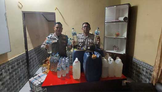 DIAMANKAN-Minuman keras yang diamankan personel Polsek Kawan Pelabuhan Pomako, Minggu (2/4/2023)