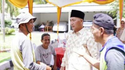 Penjabat Bupati Apriyadi bareng istri kelilingi Kota Sekayu saat Lebaran. (humas)