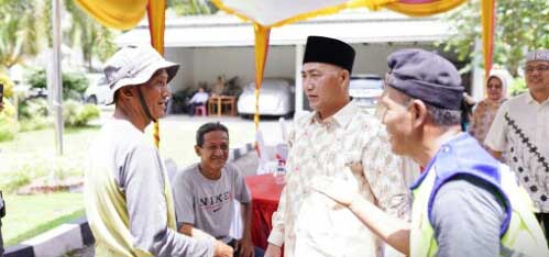 Penjabat Bupati Apriyadi bareng istri kelilingi Kota Sekayu saat Lebaran. (humas)