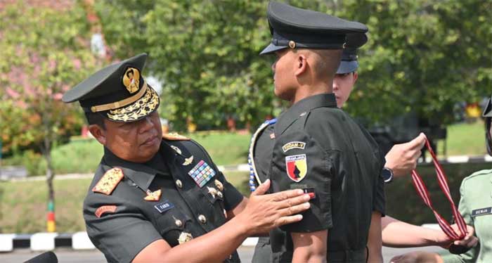 Pangdam pasangkan pangkat pada prajurit yang dilantik