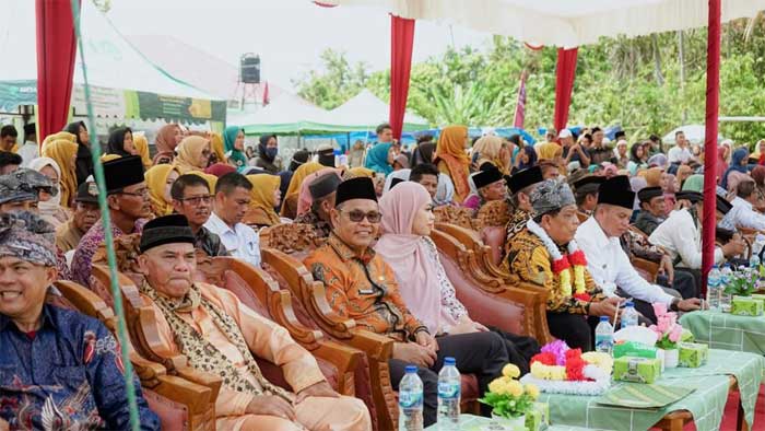 Bupati bersama perantau dan masyarakat Nagari Paninggahan.