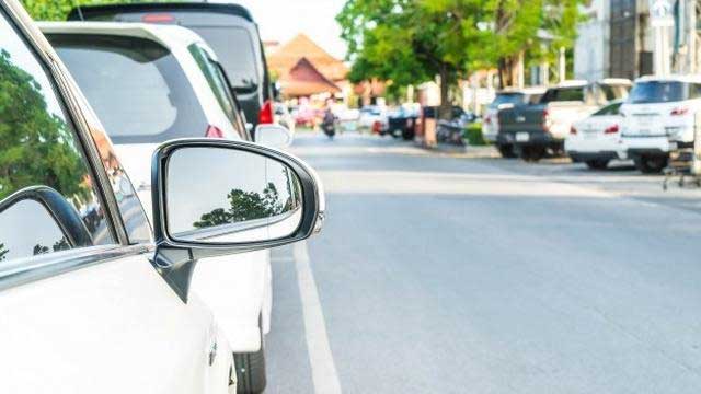 Kendaraan parkir di jalan. (liputan6.com)