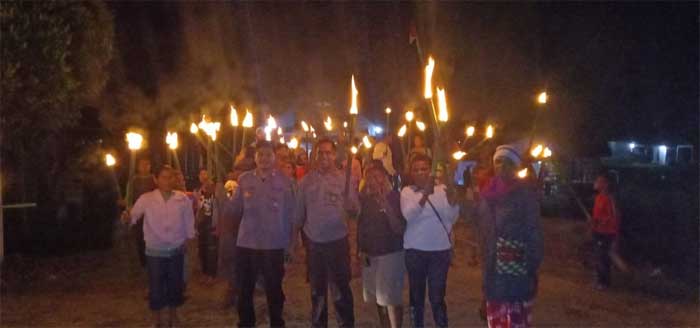 Warga dan polisi di Keerom ikuti pawai obor