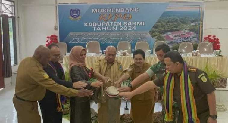 Foto bersama setelah penyerahan penghargaan. (ist)