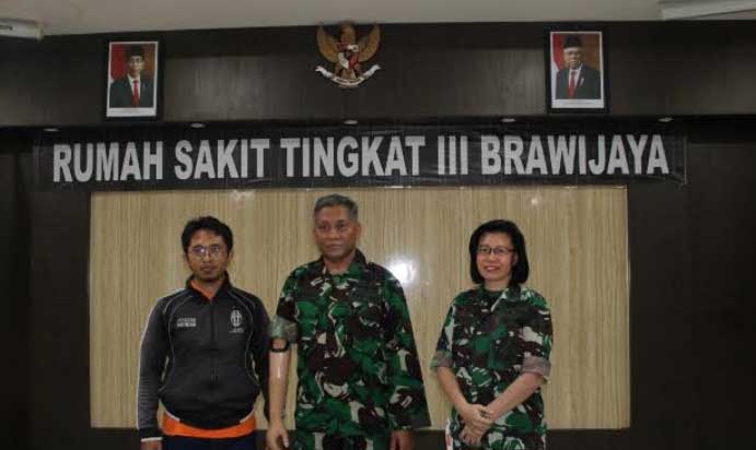 Foto bersama usai penyerahan tangan palsu