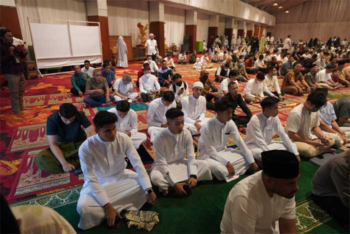 Pemain timnas Salat Idul Fitri