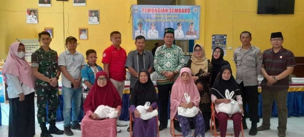 Penerima bantuan foto bersama dengan jajaran kecamatan dan pekon