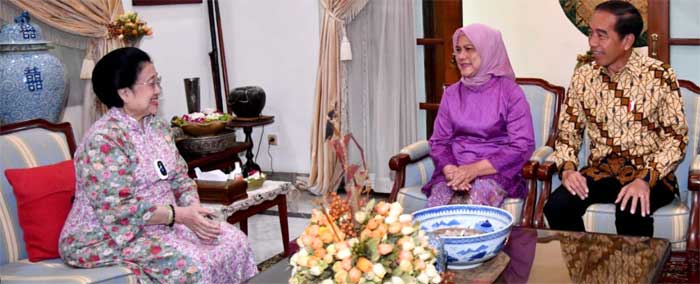 Presiden Joko Widodo bersama Ibu Iriana Joko Widodo melakukan silaturahim ke kediaman Presiden ke-5 RI, Megawati Soekarnoputri di Jakarta, Kamis (27/4/2023). (BPMI Setpres/Rusman)