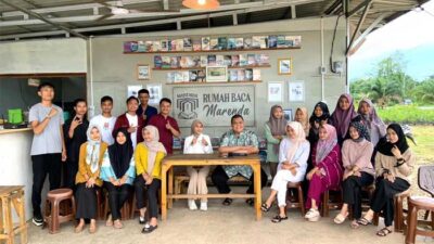 Narasumber dan peserta foto bersama setelah bincang sore di rumah baca Marenda, Sabtu (1/4/2023).