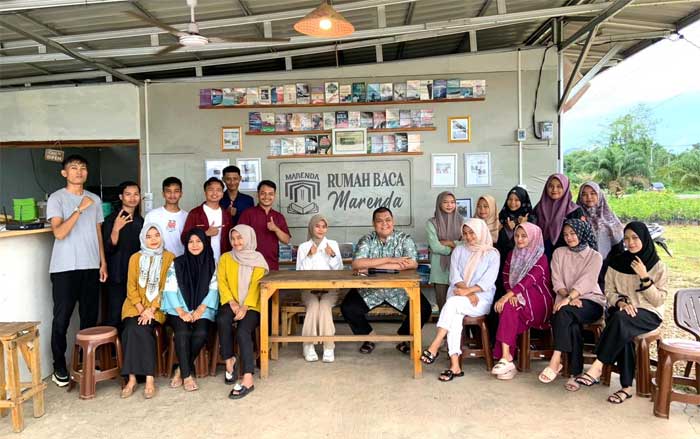 Narasumber dan peserta foto bersama setelah bincang sore di rumah baca Marenda, Sabtu (1/4/2023).