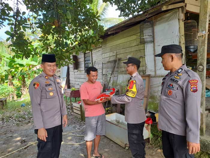 Penyerahan bantuan pada warga