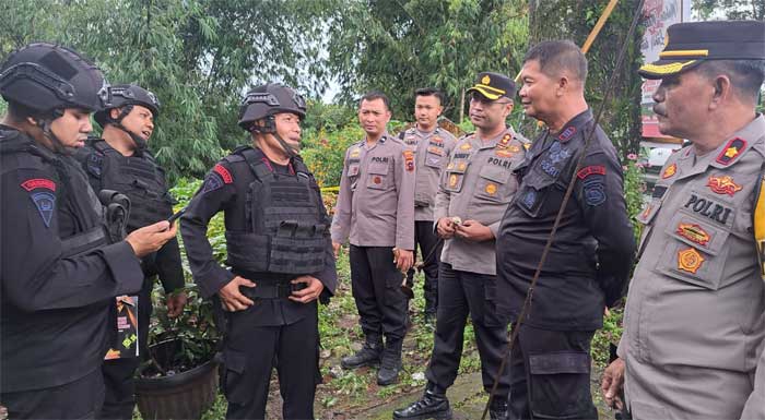 Petugas di lokasi penemuan granat dan amunisi. (tribratanews)