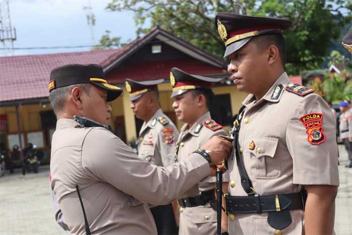 Kapolres pasangkan tanda jabatan pada pejabat yang dilantik